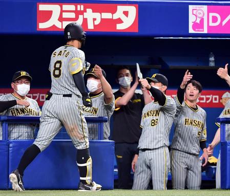 　６回、阪神・矢野監督は先制ソロを放った佐藤輝を迎える（撮影・山口登）