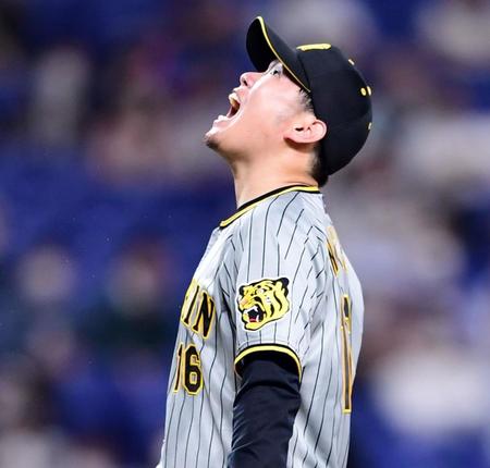 　５回、阪神・西勇は中日・鵜飼を打ち取り雄たけびをあげる（撮影・山口登）