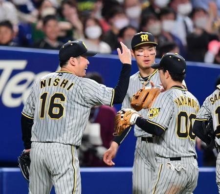 　７回、阪神・西勇は好守見せた山本を笑顔で迎える（撮影・山口登）