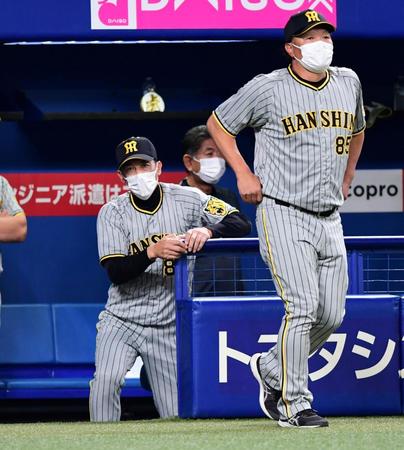 　８回、勝ち越され投手交代に向かう阪神・矢野監督（撮影・山口登）