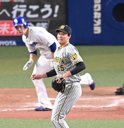 　８回、中日・阿部に同点タイムリーを打たれる阪神・湯浅（撮影・飯室逸平）