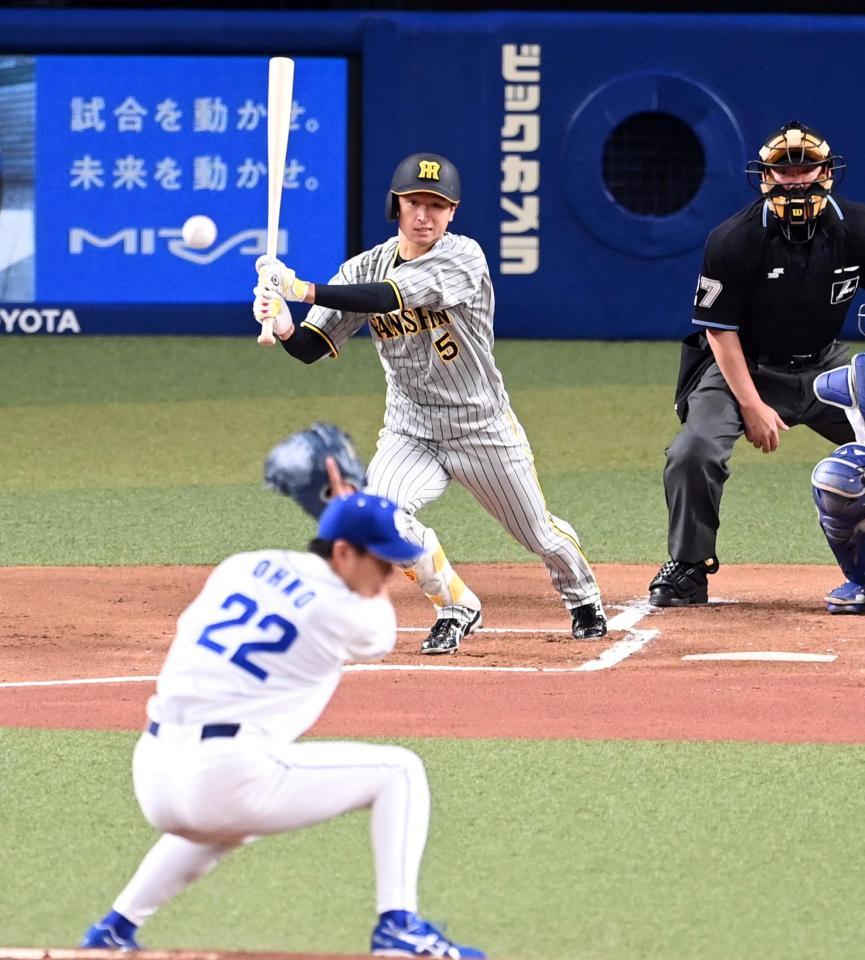 　１回、中日・大野雄から中前打を放つ阪神・近本（撮影・飯室逸平）
