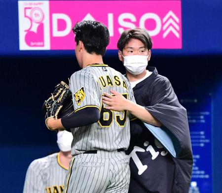 　８回、降板する湯浅を迎える西勇（撮影・山口登）