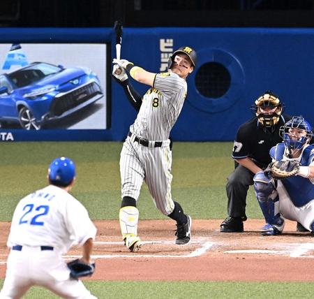 　６回、大野雄から先制の３号ソロを放つ佐藤輝（撮影・飯室逸平）