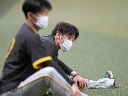 　ストレッチをする小川（撮影・田中太一）