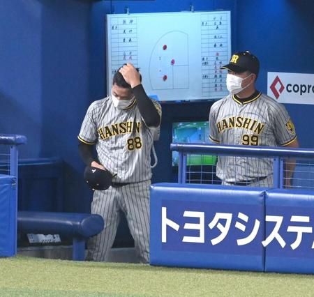 　１０回、ベンチで頭をかく矢野監督（左）＝撮影・飯室逸平
