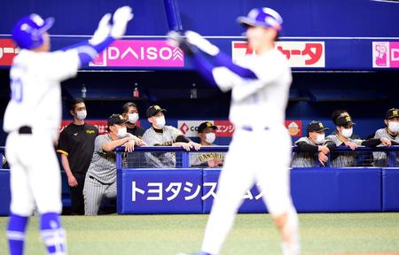 　１０回、サヨナラ負けしぼうぜんとする矢野監督ら阪神ナイン（撮影・山口登）