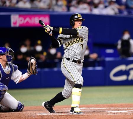 　９回、糸井は空振り三振に倒れる（撮影・山口登）