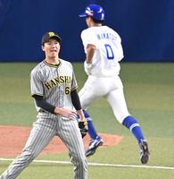 　８回、石川昂に勝ち越し打を打たれ悔しがる湯浅