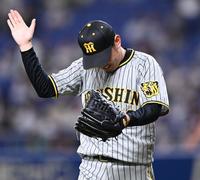 　３回、ビシエドの打球を近本が好捕し、グラブをたたいて喜ぶ西勇（撮影・田中太一）