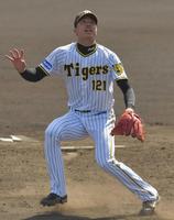 　６回、三ツ俣を投ゴロに仕留める才木（撮影・神子素慎一）