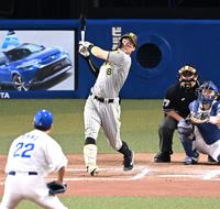 　６回、大野雄から先制の３号ソロを放つ佐藤輝（撮影・飯室逸平）