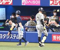 　逆転負けを喫し、うなだれる佐藤輝（左）ら阪神ナイン