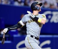 　６回、佐藤輝は右越えに先制ソロを放つ（撮影・山口登）