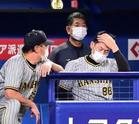 　ベンチでさえない表情を見せる矢野監督（右）＝撮影・山口登
