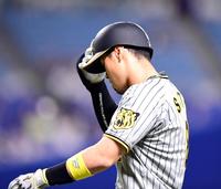 　１０回、佐藤輝は投ゴロに倒れ悔しそうな表情を見せベンチに戻る（撮影・山口登）