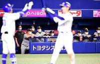 　１０回、サヨナラ負けしぼうぜんとする矢野監督ら阪神ナイン（撮影・山口登）