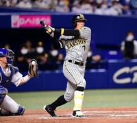 　９回、糸井は空振り三振に倒れる（撮影・山口登）