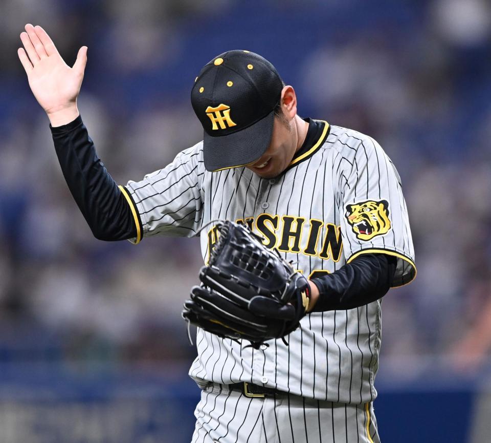 　３回、ビシエドの打球を近本が好捕し、グラブをたたいて喜ぶ西勇（撮影・田中太一）