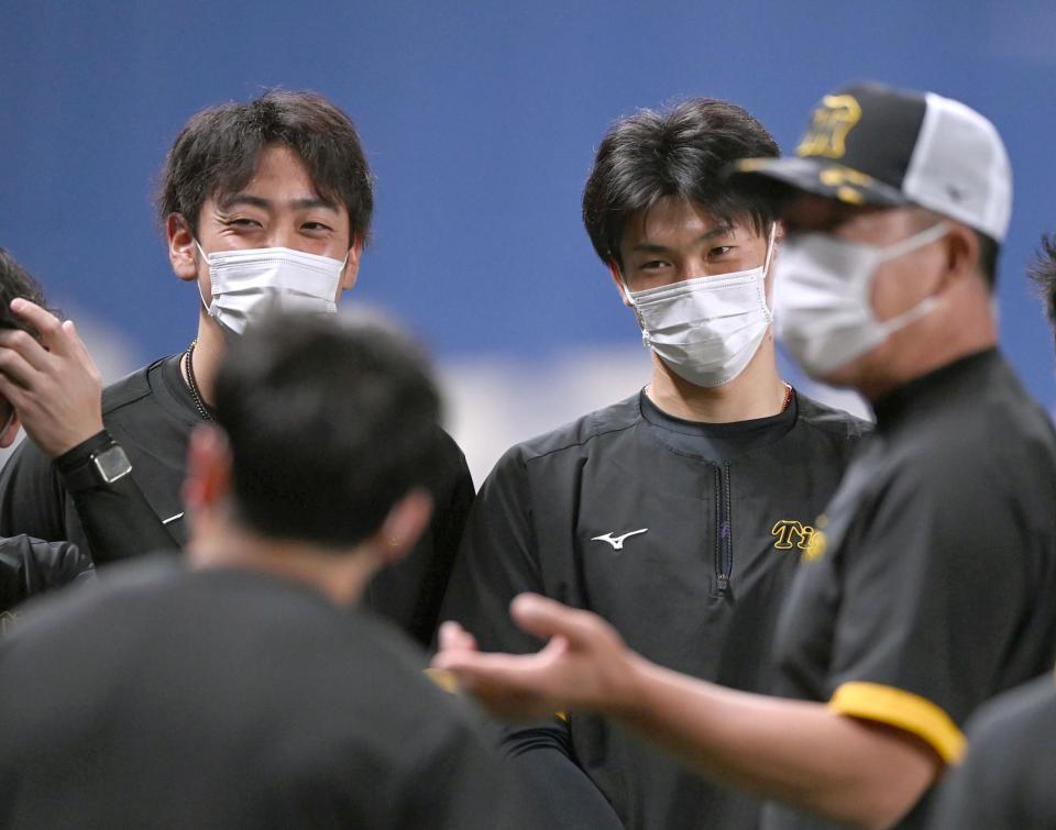 　練習前、井上コーチ（手前右）の話を聞く（左から）小川と湯浅（撮影・田中太一）