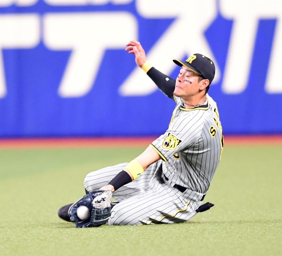 　５回、佐藤輝は京田の飛球をスライディングキャッチするも捕球できず（撮影・山口登）