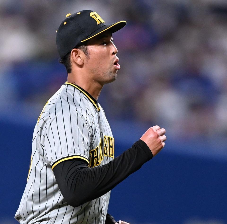 　９回、三者連続三振に仕留めた加治屋（撮影・田中太一）