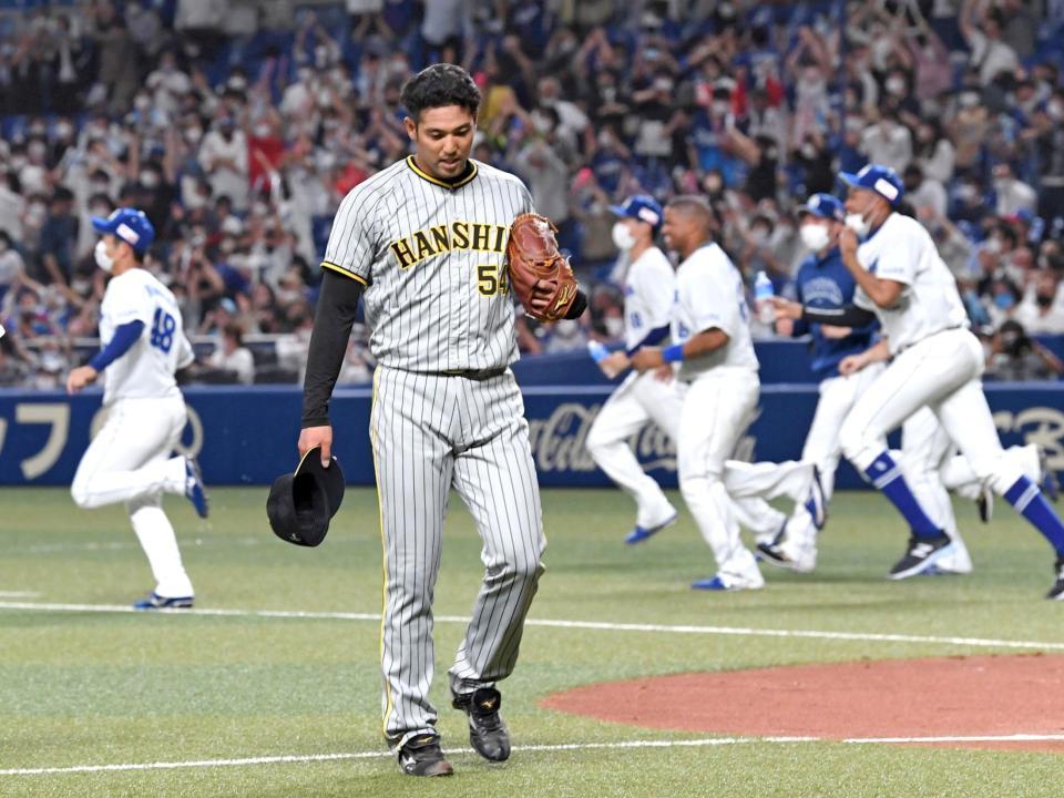 　延長１０回、大島にサヨナラ打を許し、肩を落とし引き揚げる加治屋（撮影・田中太一）