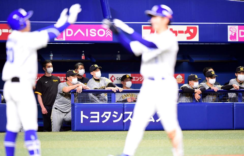 　１０回、サヨナラ負けしぼうぜんとする矢野監督ら阪神ナイン（撮影・山口登）