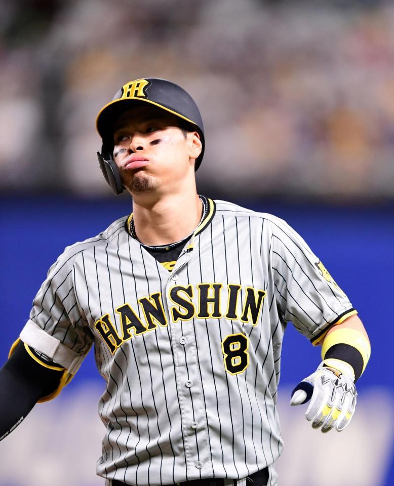 　１０回、佐藤輝は投ゴロに倒れ悔しそうな表情を見せる（撮影・山口登）