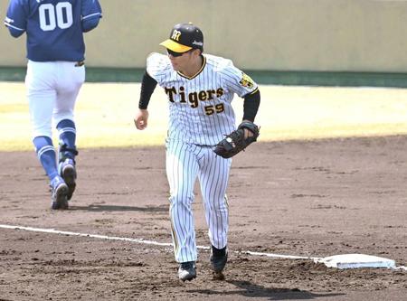 　中日戦で一塁を守る藤田