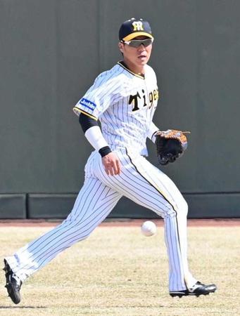 　左翼でボールを追う長坂