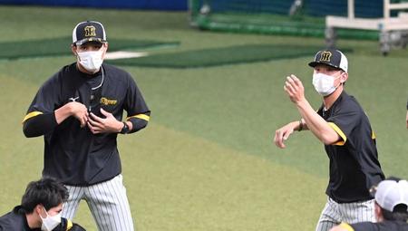 　１２日、並んで練習した藤浪（左）と伊藤将