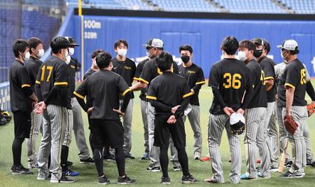 　練習前、井上コーチ（中央）の話を聞く投手陣（撮影・田中太一）