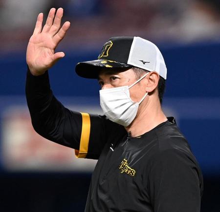 　練習中、ファンに手を振る矢野監督（撮影・田中太一）