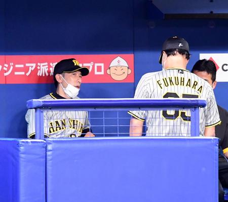 　３回、矢野監督（左）は福原コーチと話しをする（撮影・山口登）