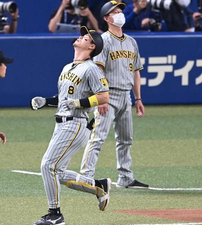 　４回、併殺打に倒れ、悔しそうに天を仰ぐ佐藤輝（撮影・飯室逸平）