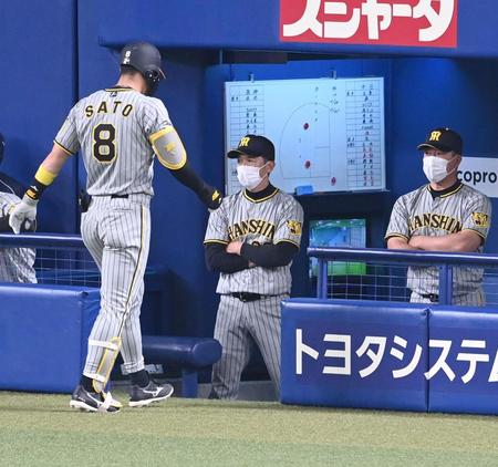 　４回、厳しい表情で戦況を見守る矢野監督（撮影・飯室逸平）