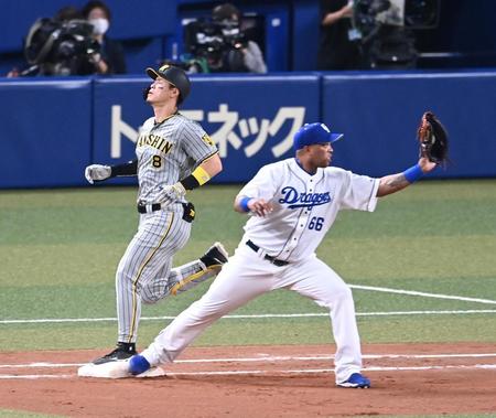 　４回、併殺打に倒れる佐藤輝（撮影・飯室逸平）