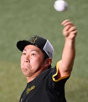 　キャッチボールする桐敷（撮影・飯室逸平）