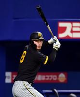 　素振りする佐藤輝（撮影・山口登）