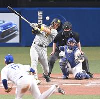 　９回、中前打を放つ佐藤輝（撮影・飯室逸平）