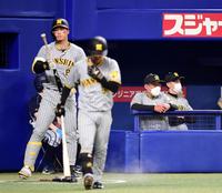 　矢野監督（右）は佐藤輝を２番に起用も勝利ならず（撮影・山口登）