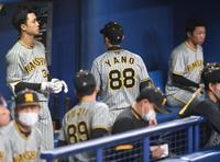 　９回、中日に３連敗しベンチから引き揚げる矢野監督（撮影・田中太一）