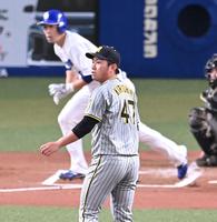 　１回、阿部に先制に２点タイムリー二塁打を打たれる桐敷（撮影・飯室逸平）