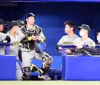 　３回、桐敷（右から２人目）は降板しナインを見送る（撮影・山口登）