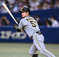 　４回、左前へ安打を放つ中野（撮影・田中太一）