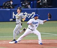 　４回、併殺打に倒れる佐藤輝（撮影・飯室逸平）