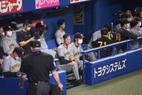 　同一カード３連敗を喫し、ベンチでぼう然とする佐藤輝ら阪神ナイン（撮影・田中太一）