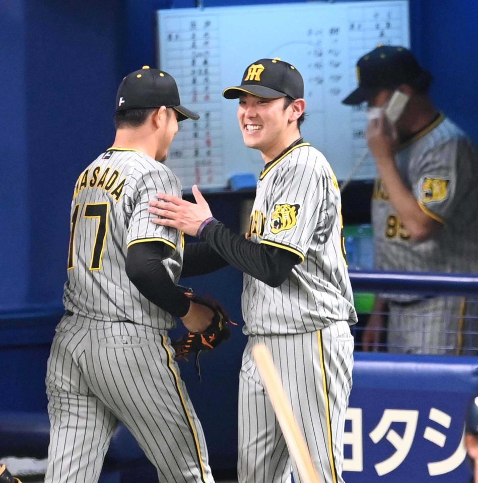 　５回、好リリーフを見せた岩貞（１７）を笑顔で迎える