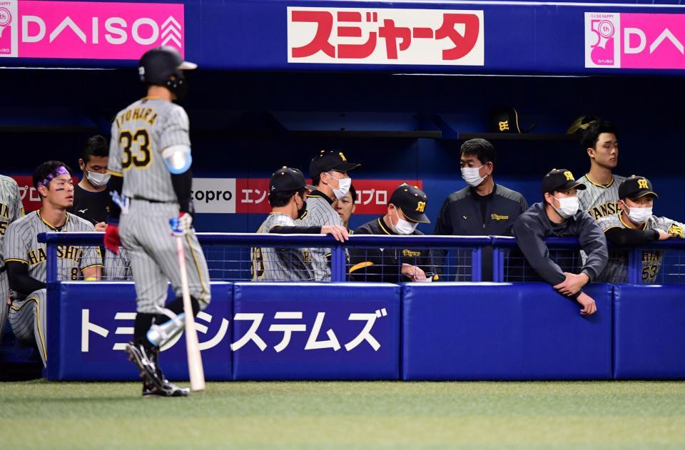 　試合終了し、矢野監督（中央）は足早にベンチ裏に向かう（撮影・山口登）